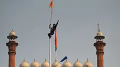લાલ કિલ્લા પર પ્રદર્શનકારી