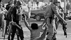 ብ1982፡ ፖሊስ ኣብ ቦነስ ኣይረስ ንእሱር እናጎተቱ