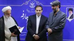 محمد مهدی حاج محمدی رئیس جدید سازمان زندان ها (نفر اول از راست) و غلامحسین محسنی اژه ای معاون اول قوه قضائیه (نفر آخر از چپ) در مراسم معارفه