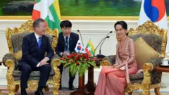 နေပြည်တော်မှာ သမ္မတ မွန်ဂျေအင်းနဲ့ ဒေါ်အောင်ဆန်းစုကြည်တို့ တွေ့ဆုံစဉ်