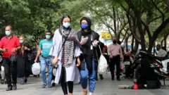امرأتان تتمشيان في البازار الكبير في طهران، إيران.