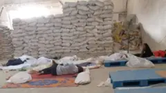 Di workers dey sleep for ground for di factory