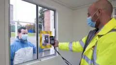 دسترسی پلیس انگستان به اطلاعات آزمایش و ردگیری