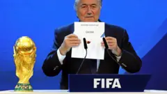 Joseph Blatter, então presidente da Fifa, anunciando o Catar como sede da Copa, aindalink para baixar esporte da sorte2010