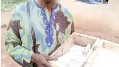 Afurasi kan pẹlu owo dọla ati naira