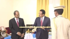 ሞሐመድ አብዱላሂ (ፋርማጆ) ሥልጣናቸውን ያስረከቡትም ወዲያውኑ ነበር፡፡