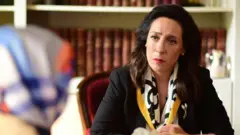 Kırmızı Oda dizisi, son zamanlarda en çok izlenen ve konuşulan yapımlardan birisi. TV8'de yayımlanan yapım izleyiciden büyük beğeni ve övgü alsa da psikologlar ve psikiyatrlar dizideki terapi seanslarını eleştiriyor.