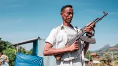 أحد عناصر مليشيا الأمهرة يحمل السلاح