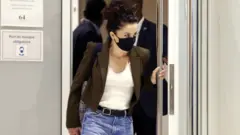 Corinne Rey oo ah gabadh sameysa sawir gacmeedka