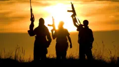 Tres militares armados.