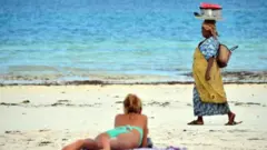 Mukerarugendo aryamye ku mwaro