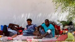 ስደተኞች በካምፕ ውስጥ