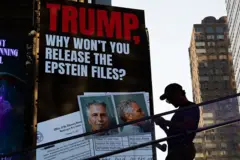 Un gran cartel en la fachada de un edificio de Nueva York pregunta: "Trump, ¿por qué no difundes los archivos de Epstein?".