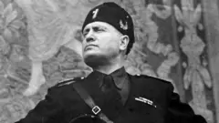 Foto em preto e branco de Benito Mussolini.