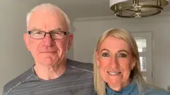 muškarac i žena gledaju u kameru