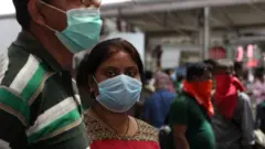 করোনাভাইরাস সংক্রমণের কারণে কোলকাতা জুড়ে এখন লকডাউন চলছে