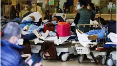 香港疫情：在每天確診數萬的情況下染疫，BBC記者親身經歷求驗求診難