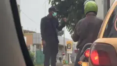 Abapolisi bambaye udupfukamunwa ku mihanda