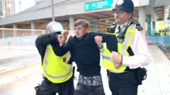 Stadyumdan çıkarılan bir taraftar