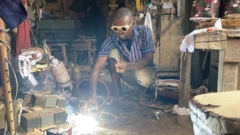 Chinedu na-arụ 'wielding machine'