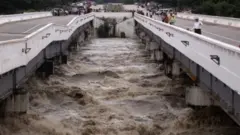၂၀၁၈ခုနှစ်က ဆွာချောင်းရေလှောင်တမံ ရေပိုလွှဲနံရံ ပြိုကျလို့ ဆွာခောျင်းတံတားနိမ့်ဆင်းသွားခဲ့ရ