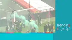 لماذا اقتحم المشجعون ملعب مانشستر يونايتد قبل مباراته مع ليفربول؟