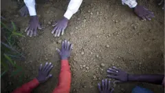 করোনায় মৃতের লাশ দাফন করা হচ্ছে (ফাইল চিত্র)