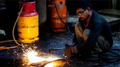 ধোলাইখালের একটি কারখানায় অতি ঝুঁকিপূর্ণ পরিবেশে কাজ করছেন একজন শ্রমিক।