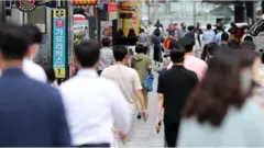 추석이 낀 1주일의 기간에는 접종 완료자 4인을 포함해, 최대 8명까지 가정 내 모임이 가능하다