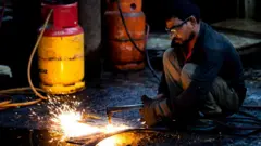 ধোলাইখালের একটি কারখানায় অতি ঝুঁকিপূর্ণ পরিবেশে কাজ করছেন একজন শ্রমিক।