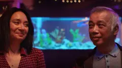 在此次推廣活動中，其中一則廣告表現了一對情侶在同幾位健談的朋友共進晚餐時，二人使用WhatsApp交流。