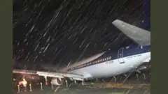 विमान घसरलं