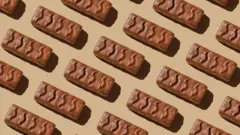 Doces de chocolate enfileirados