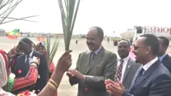 ቀዳማይ ሚንስትር ኣብይ ኣሕመድ ምስ ፕረዚደንት ኢሳይያስ ኣፈወርቂ ኣብ መዕርፎ ነፈርቲ ኣስመራ