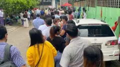 ပ﻿တ်စပို့ရုံးအနီး မှာတန်းစီနေတဲ့ လူတန်းကြီး ( ပုံအဟောင်း)