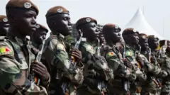 Les militaires maliens lors des contrôles après l'attaque d'un hôtel à Bamako