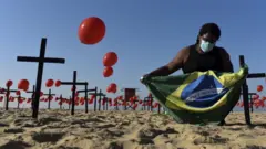 Kuri Copacabana umucanga w'inyanja w'i Rio de Janeiro barunamira abishwe na Covid-19