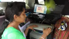 காரில் ஓர் அலுவலகம்.