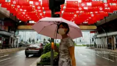 香港市面見到許多中國國旗和香港區旗。