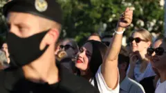 هواداران خانم اسوتلانا تیکانووسکایا در تجمعی در روز ششم اوت در مینسک