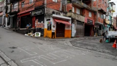 Moradores em ruas da favela de Paraisópolis, a segunda maior de SP