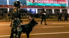 Белоруссия. Минск. 9 августа. Военнослужащие на проспекте Победителей во время акции протеста после завершения голосования в основной день выборов президента Белоруссии