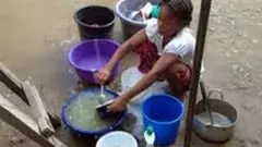 Ọmọbinrin to n fọ abọ nita