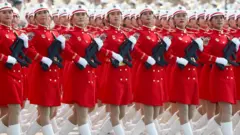 Bamwe mu bagize inzego z'umutekano biyereka mu karasisi ka gisirikare mu gace ka Tiananmen Square mu kwizihiza imyaka 70 Ubushinwa bubayeho
