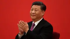 Le président chinois Xi Jinping s'entretient avec le président russe Vladimir Poutine via une liaison vidéo, depuis le Grand Hall du Peuple, le 2 décembre 2019 à Pékin, en Chine