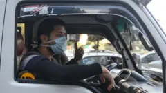 أشخاص يرتدون قناعات للوقاية من فيروس كورونا