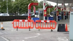 রবিবার নাগাদ বেশিরভাগ পেট্রোল পাম্প বন্ধ হয়ে যায় জ্বালানি তেলের অভাবে।