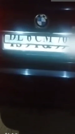 பட்டன் அழுத்தினால் நம்பர் பிளேட் மாற்றும் கருவி பொருத்தப்பட்டிருந்த கார் ஒன்றை காவல்துறையினர் பறிமுதல் செய்துள்ளனர்.