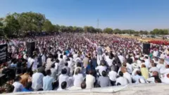 પીડિતોને ન્યાય અપાવવા જનમેદની એકઠી થઈ હતી.