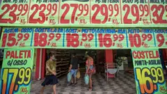 Supermercado em Brasília, em 27 de fevereiro de 2021, com faixas de preços dos produtos na entrada.